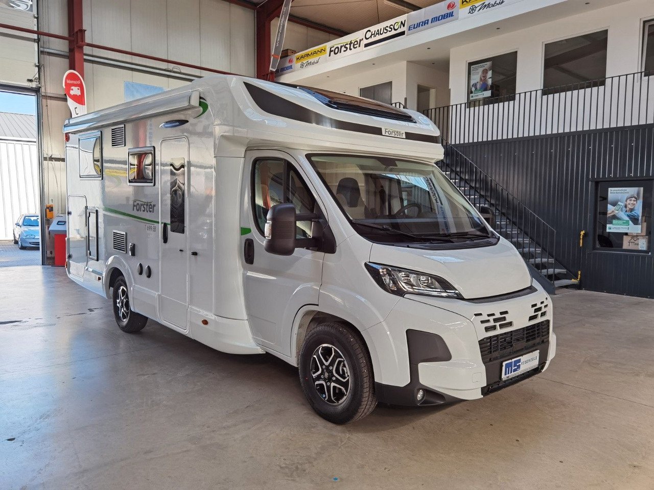 Half integraal camper Forster T 699 EB / -2025- / EINZELBETTEN / 140-AUTOMATIK