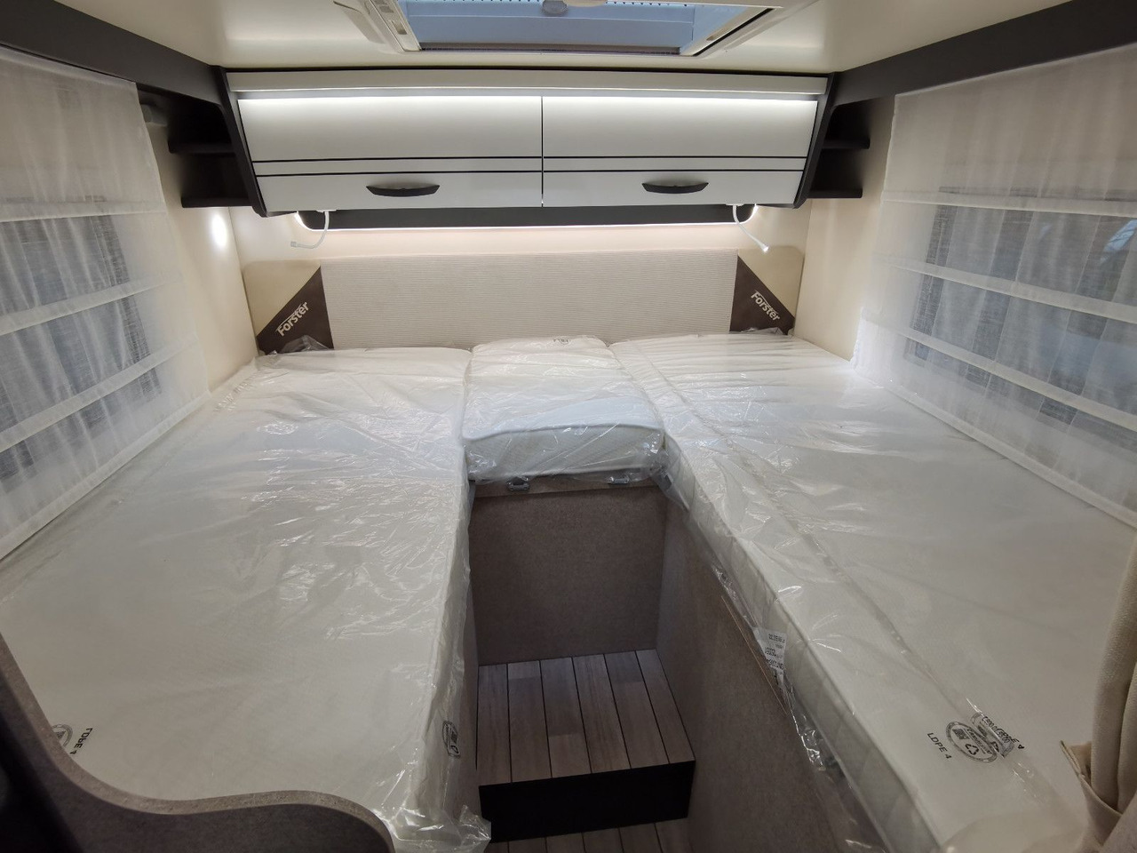 Half integraal camper Forster T 699 EB / -MODELL 2026-/ EINZELBETTEN & HUBBETT
