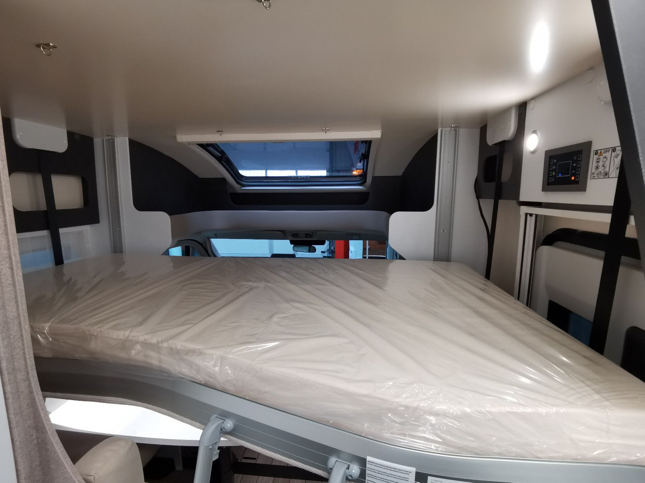 Half integraal camper Forster T 699 EB / -MODELL 2026-/ EINZELBETTEN & HUBBETT