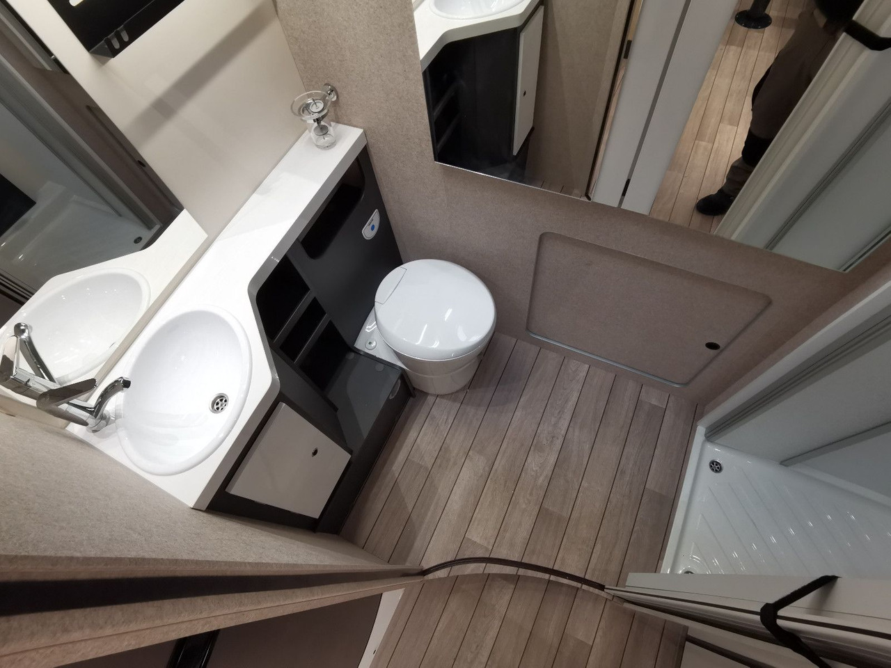Half integraal camper Forster T 699 LF /-MODELL 2025- / XXL- HUBBETT & RAUMBAD