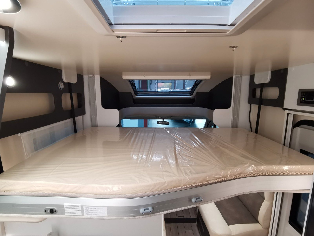 Half integraal camper Forster T 745 EB /-2025-/ 140PS / EINZELBETTEN & HUBBETT