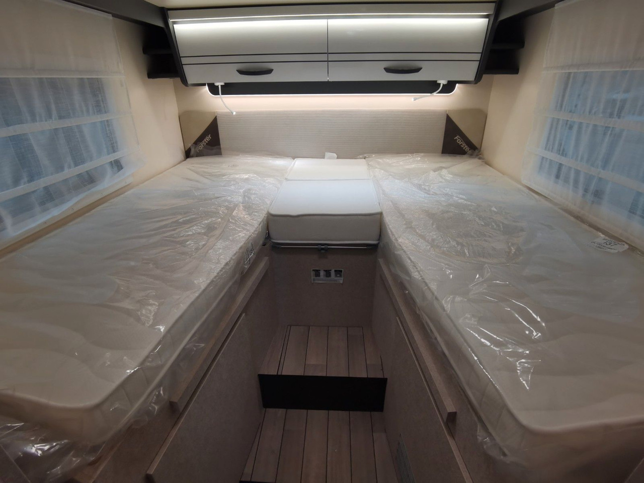 Half integraal camper Forster T 745 EB / -2026-/ 140PS/ EINZELBETTEN & RAUMBAD