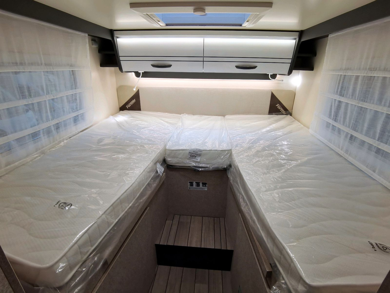 Half integraal camper Forster T 745 EB /-MODELL 2025- / EINZELBETTEN & RAUMBAD