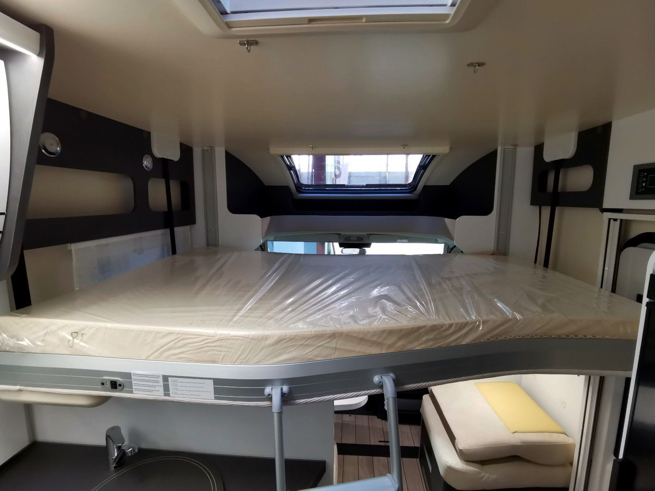 Half integraal camper Forster T 745 EB /-MODELL 2025- / EINZELBETTEN & RAUMBAD