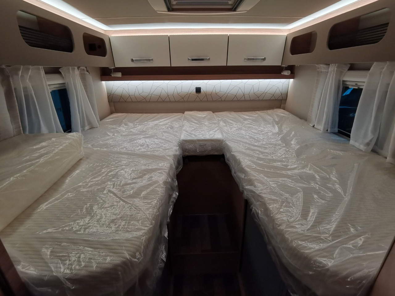 Half integraal camper Weinsberg CARACOMPACT 600 MEG EDITION-PEPPER/ EINZELBETTEN