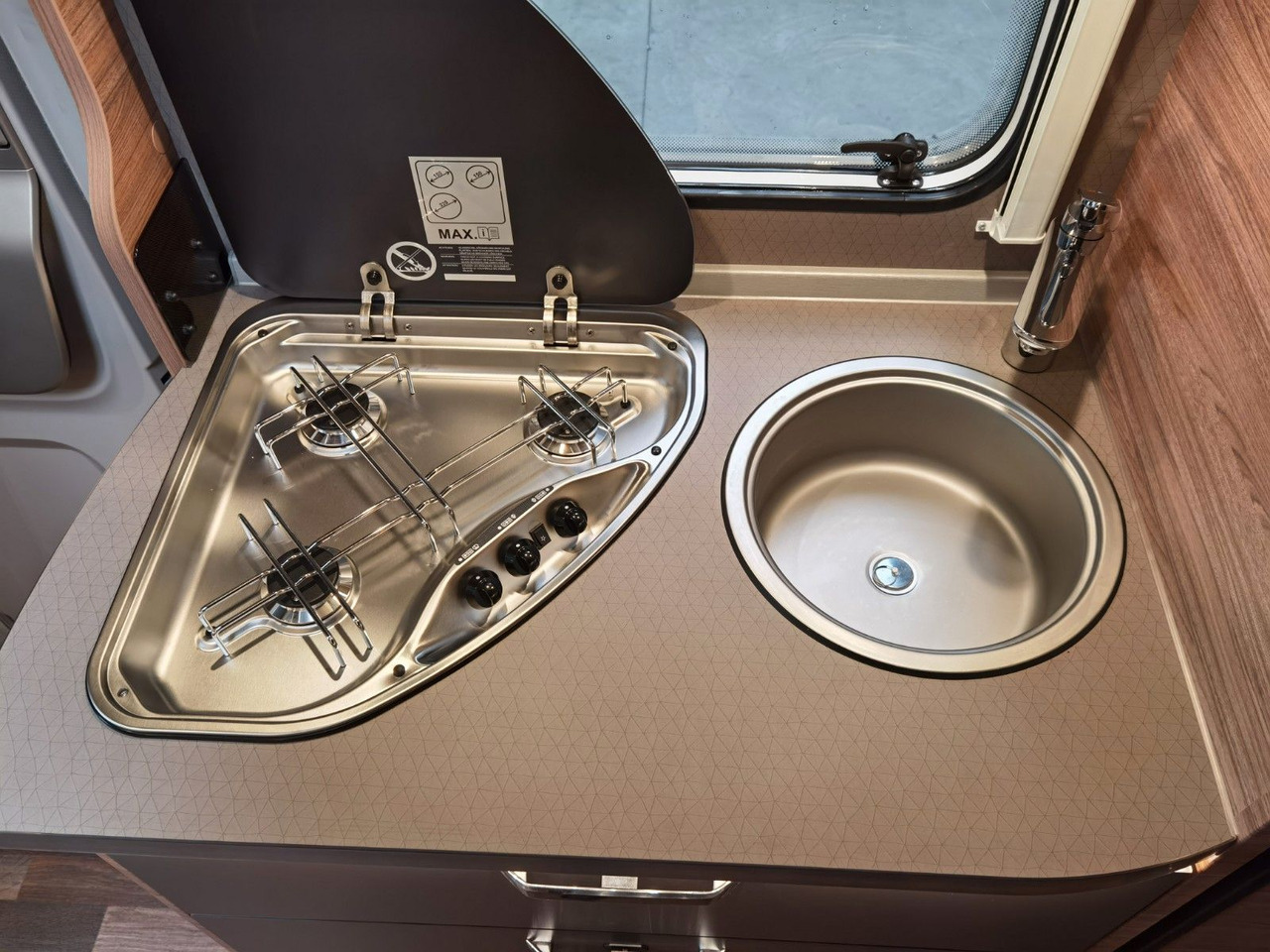 Half integraal camper Weinsberg CARACOMPACT 600 MEG EDITION-PEPPER/ EINZELBETTEN