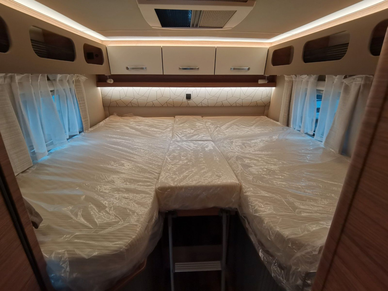 Half integraal camper Weinsberg CARACOMPACT 600 MEG EDITION-PEPPER/ EINZELBETTEN