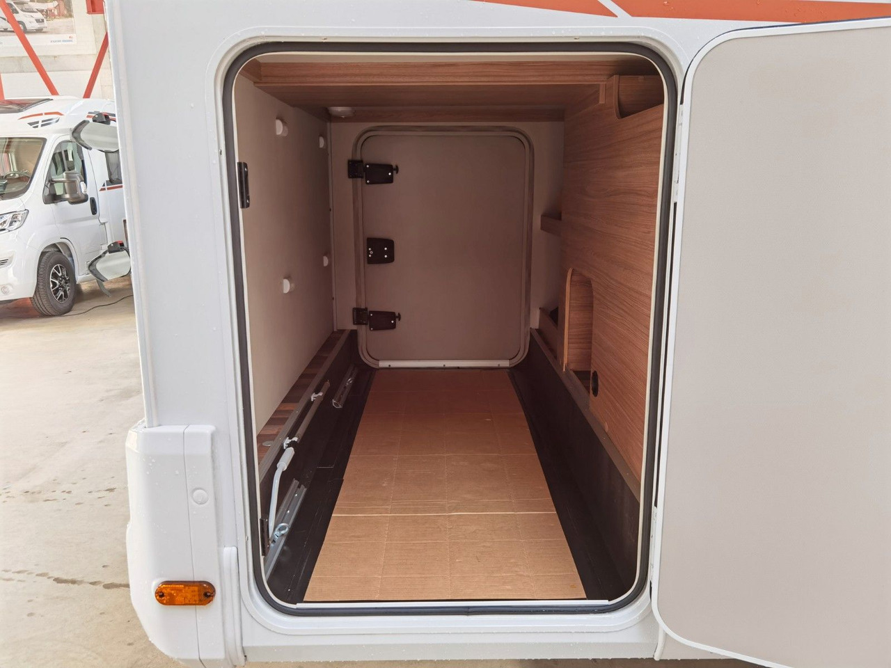 Half integraal camper Weinsberg CARACOMPACT 600 MEG EDITION-PEPPER/ EINZELBETTEN