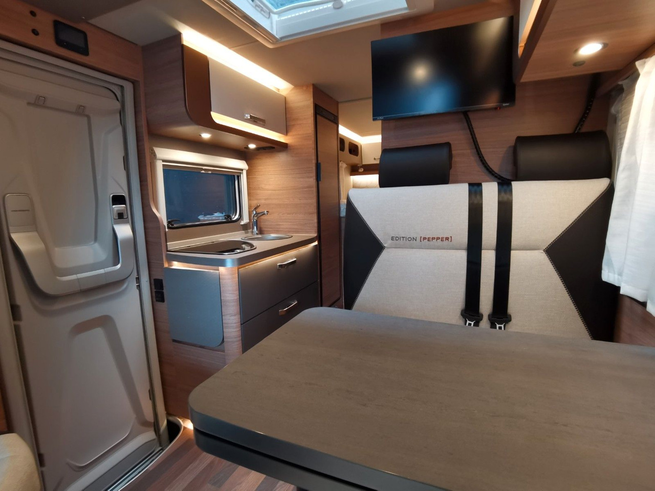 Half integraal camper Weinsberg CARACOMPACT 600 MEG EDITION-PEPPER/ EINZELBETTEN
