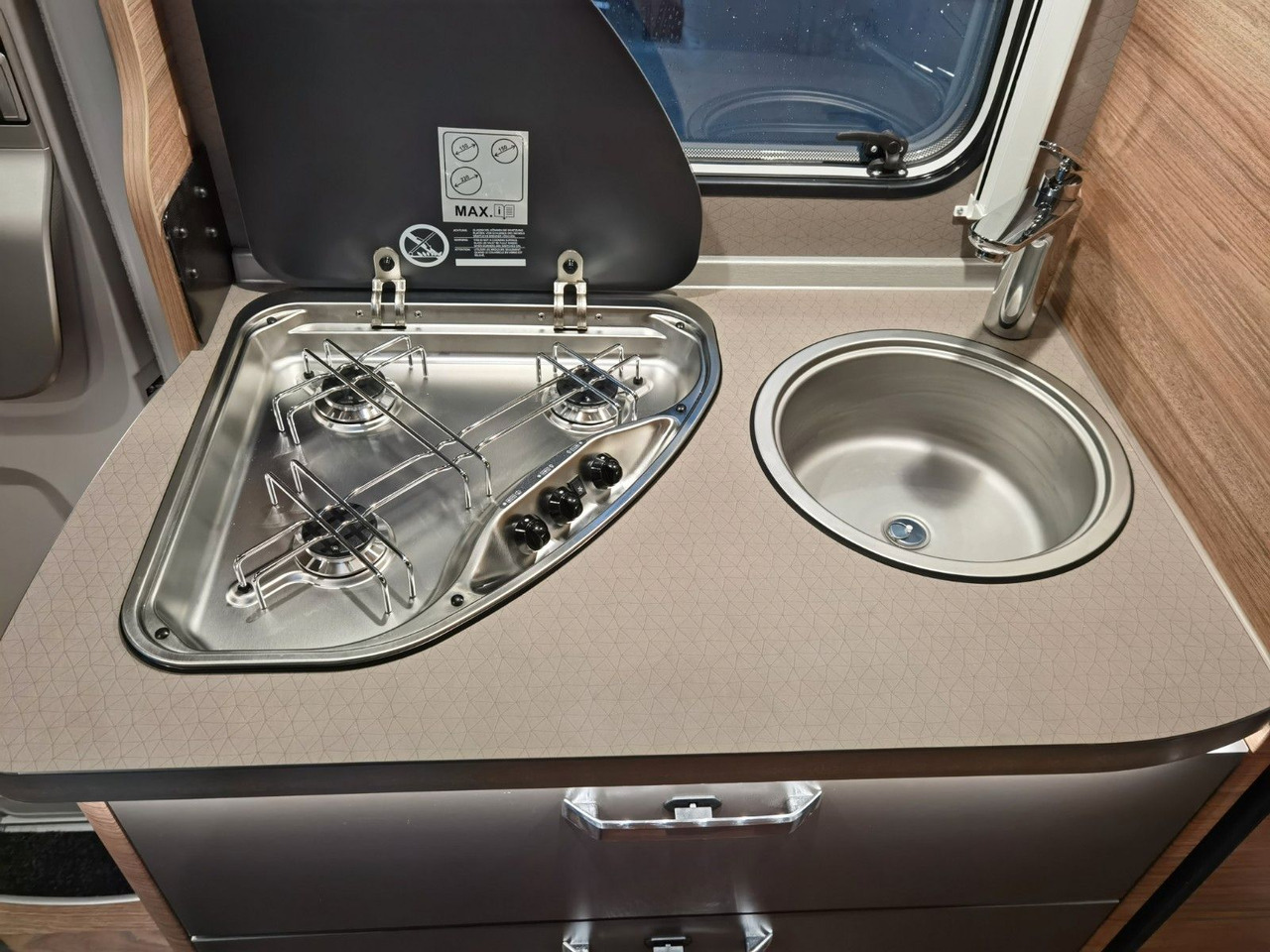 Half integraal camper Weinsberg CARACOMPACT 600 MEG EDITION-PEPPER/ EINZELBETTEN