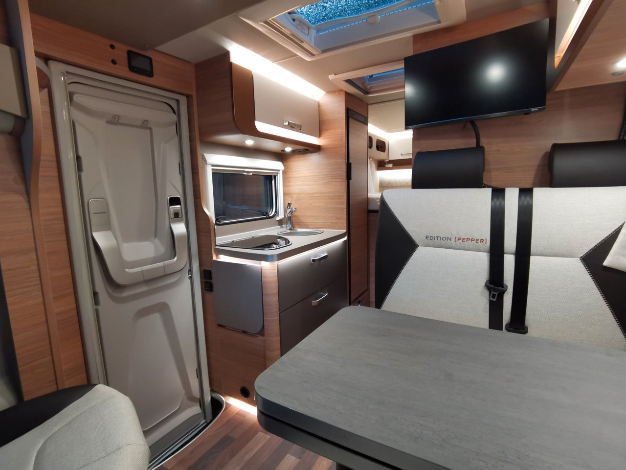 Half integraal camper Weinsberg CARACOMPACT 600 MEG EDITION-PEPPER/ EINZELBETTEN