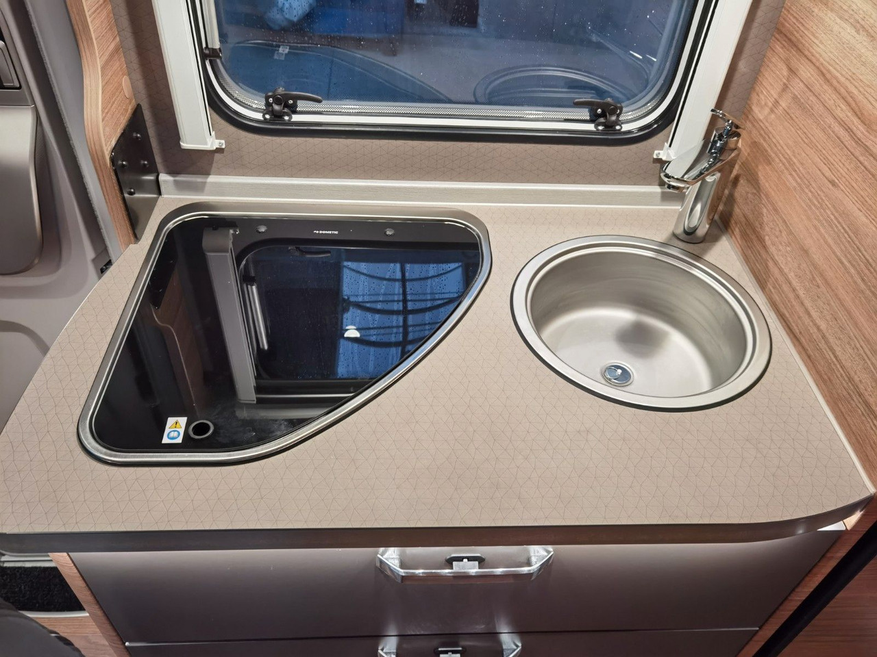 Half integraal camper Weinsberg CARACOMPACT 600 MEG EDITION-PEPPER/ EINZELBETTEN