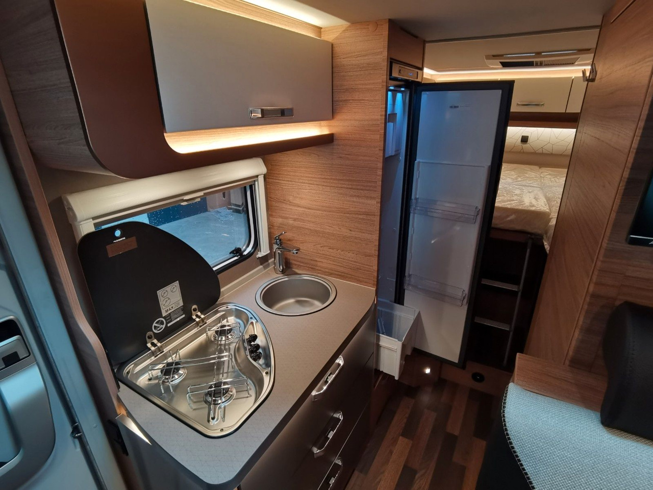 Half integraal camper Weinsberg CARACOMPACT 600 MEG EDITION-PEPPER/ EINZELBETTEN
