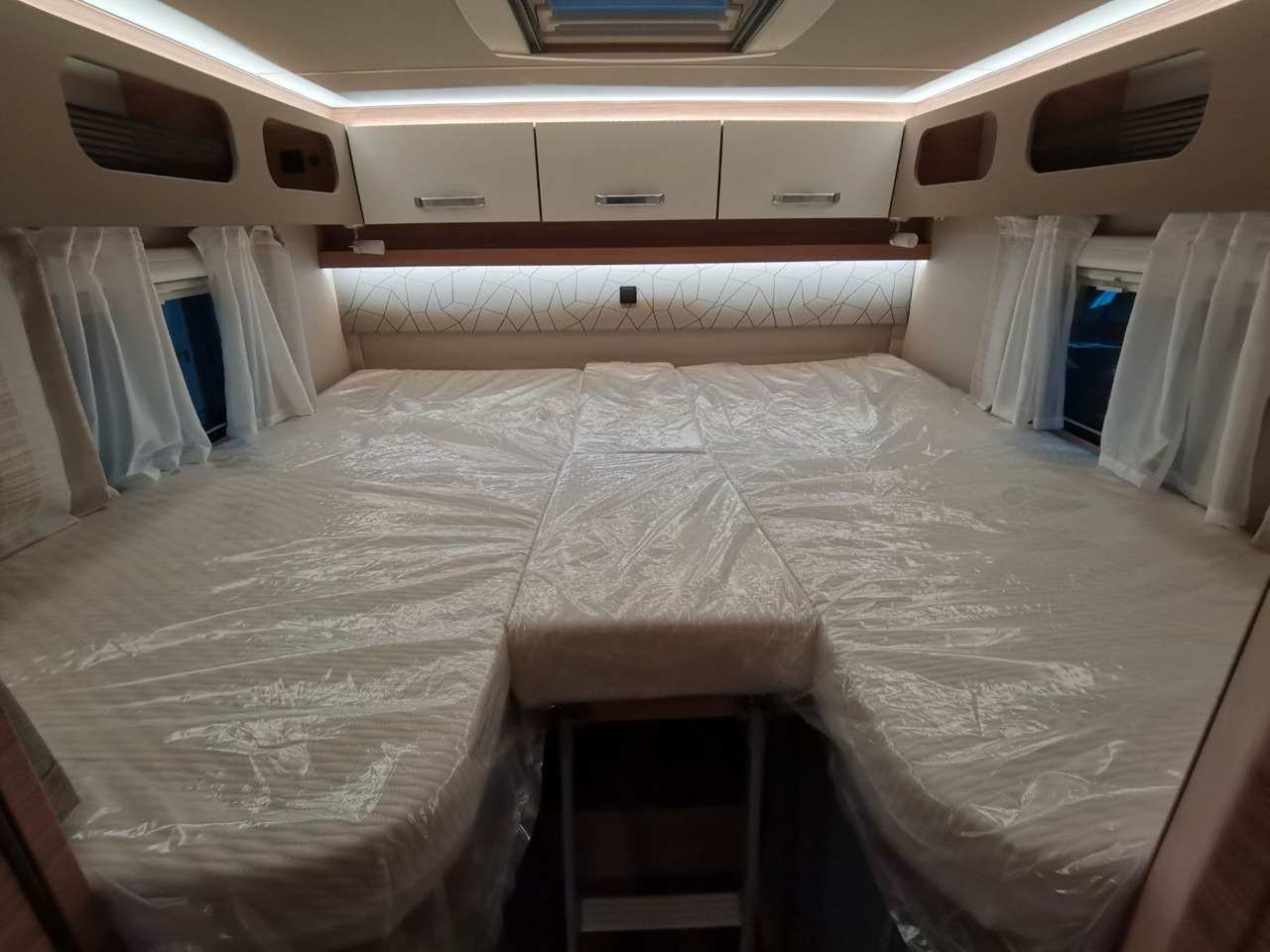 Half integraal camper Weinsberg CARACOMPACT 600 MEG EDITION-PEPPER/ EINZELBETTEN