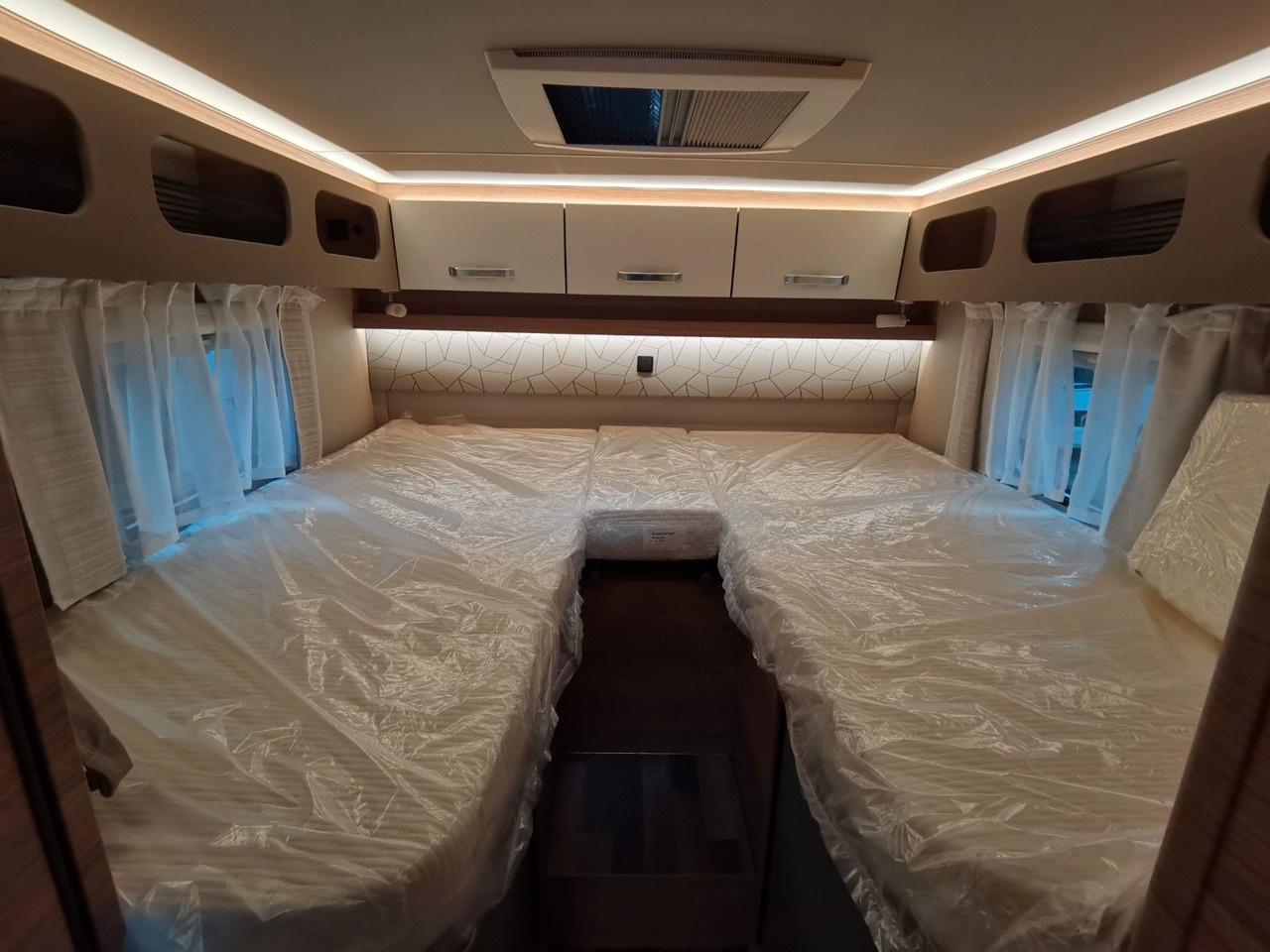 Half integraal camper Weinsberg CARACOMPACT 600 MEG EDITION-PEPPER/ EINZELBETTEN
