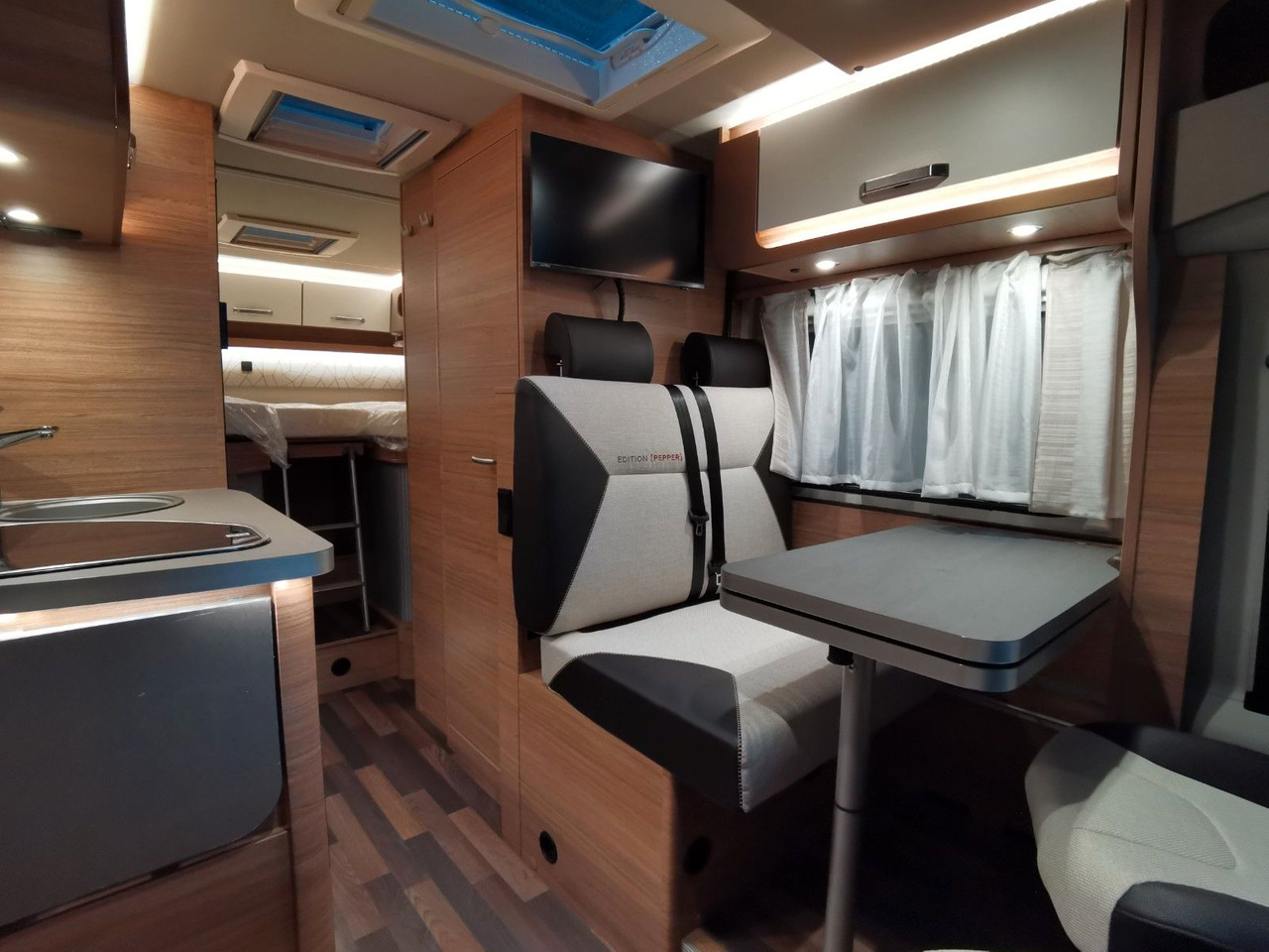 Half integraal camper Weinsberg CARACOMPACT 600 MEG EDITION-PEPPER/ EINZELBETTEN