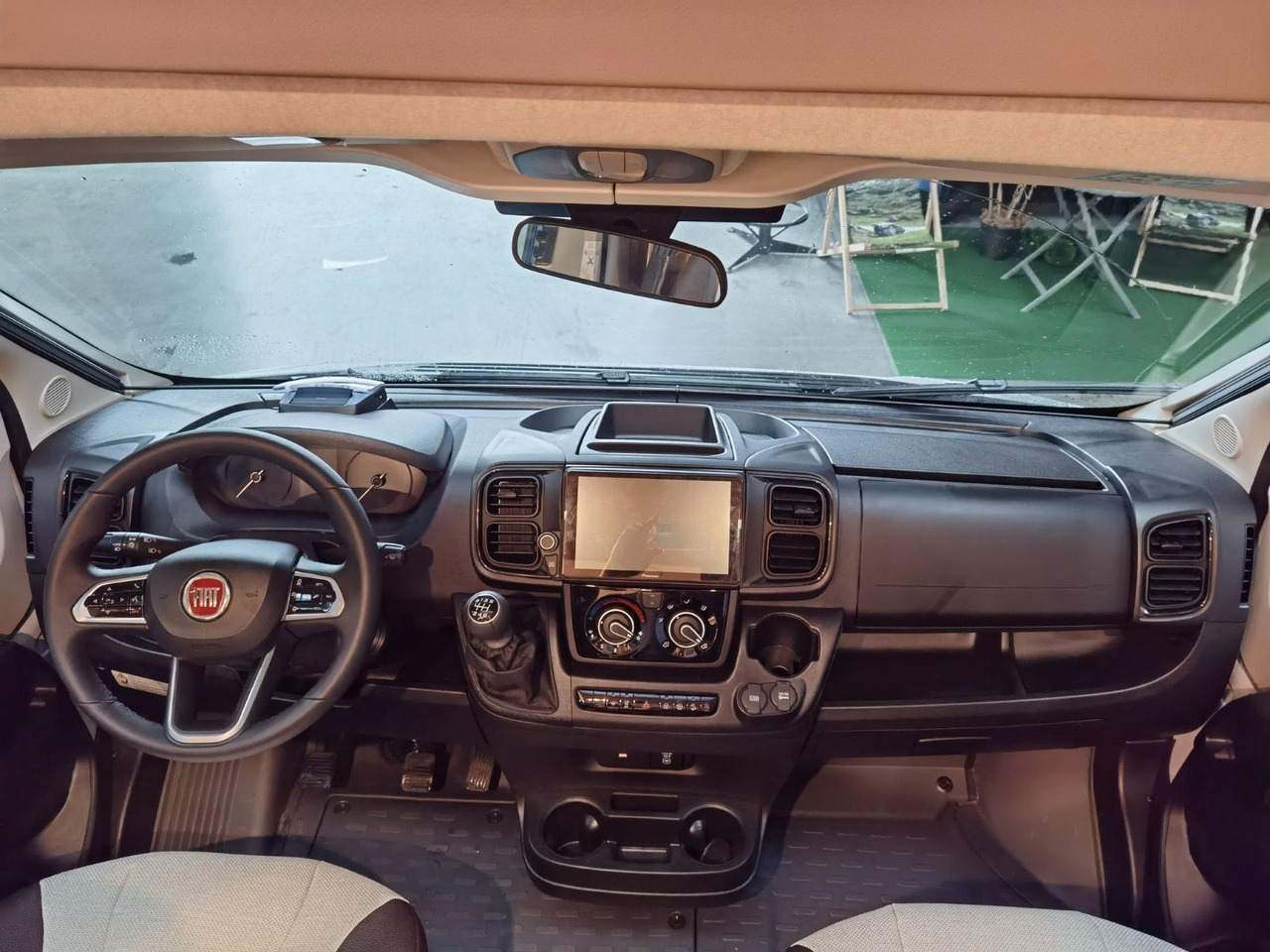 Half integraal camper Weinsberg CARACOMPACT 600 MEG EDITION-PEPPER/ EINZELBETTEN