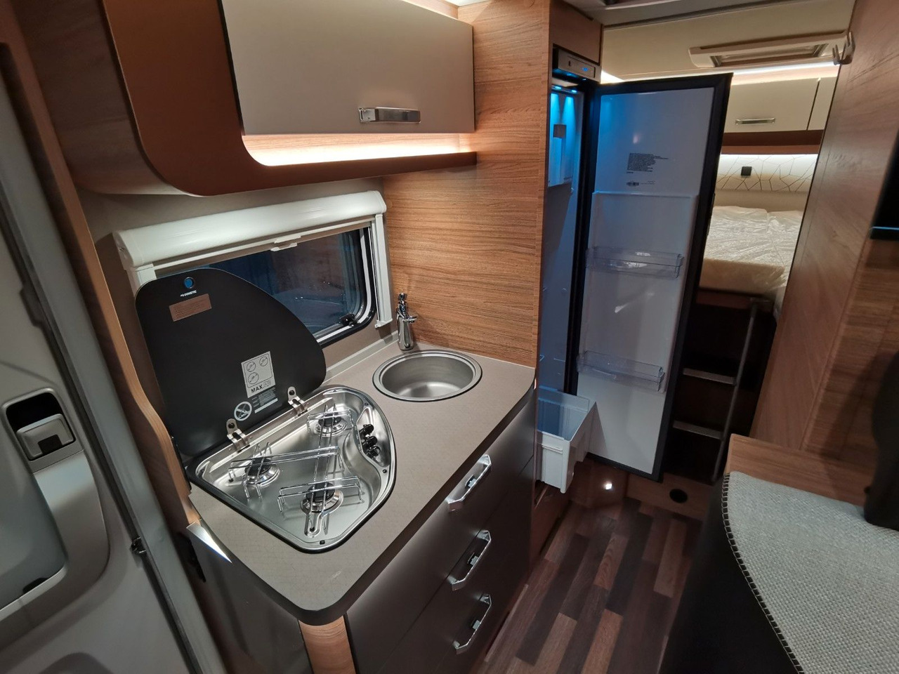 Half integraal camper Weinsberg CARACOMPACT 600 MEG EDITION-PEPPER/ EINZELBETTEN