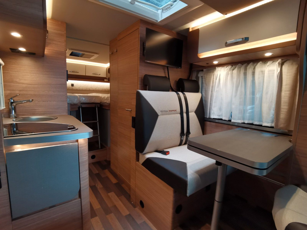 Half integraal camper Weinsberg CARACOMPACT 600 MEG EDITION-PEPPER/ EINZELBETTEN