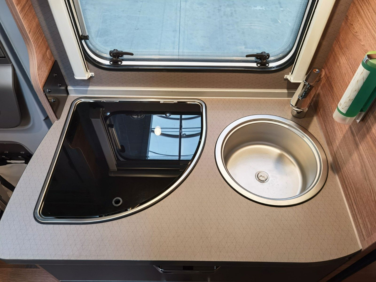 Half integraal camper Weinsberg CARACOMPACT 600 MEG EDITION PEPPER / MODELL 2025