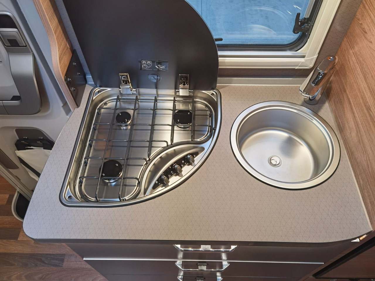 Half integraal camper Weinsberg CARACOMPACT 600 MEG EDITION PEPPER / MODELL 2025