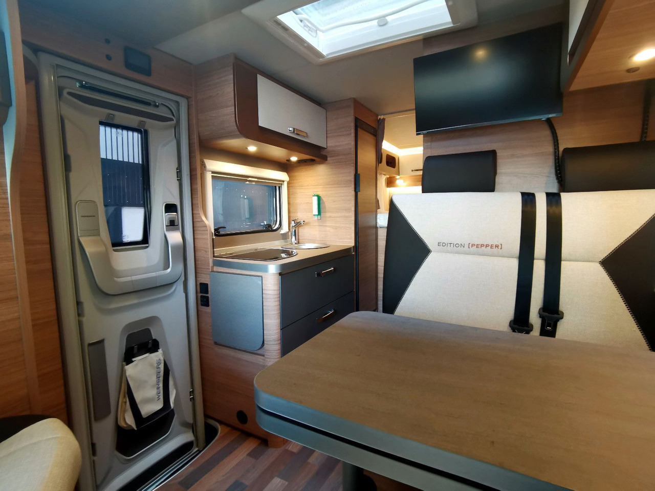 Half integraal camper Weinsberg CARACOMPACT 600 MEG EDITION PEPPER / MODELL 2025