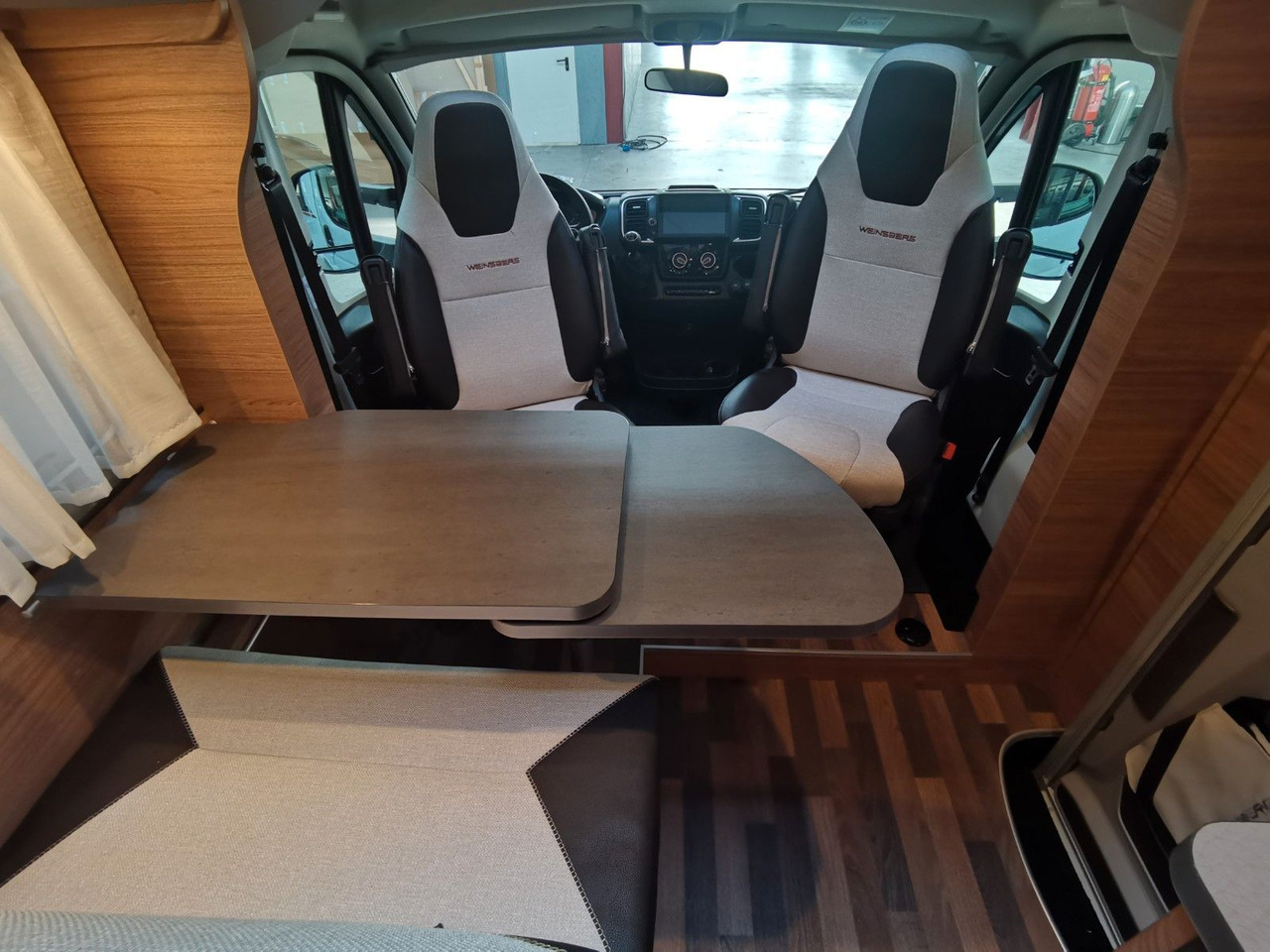 Half integraal camper Weinsberg CARACOMPACT 600 MEG EDITION PEPPER / MODELL 2025