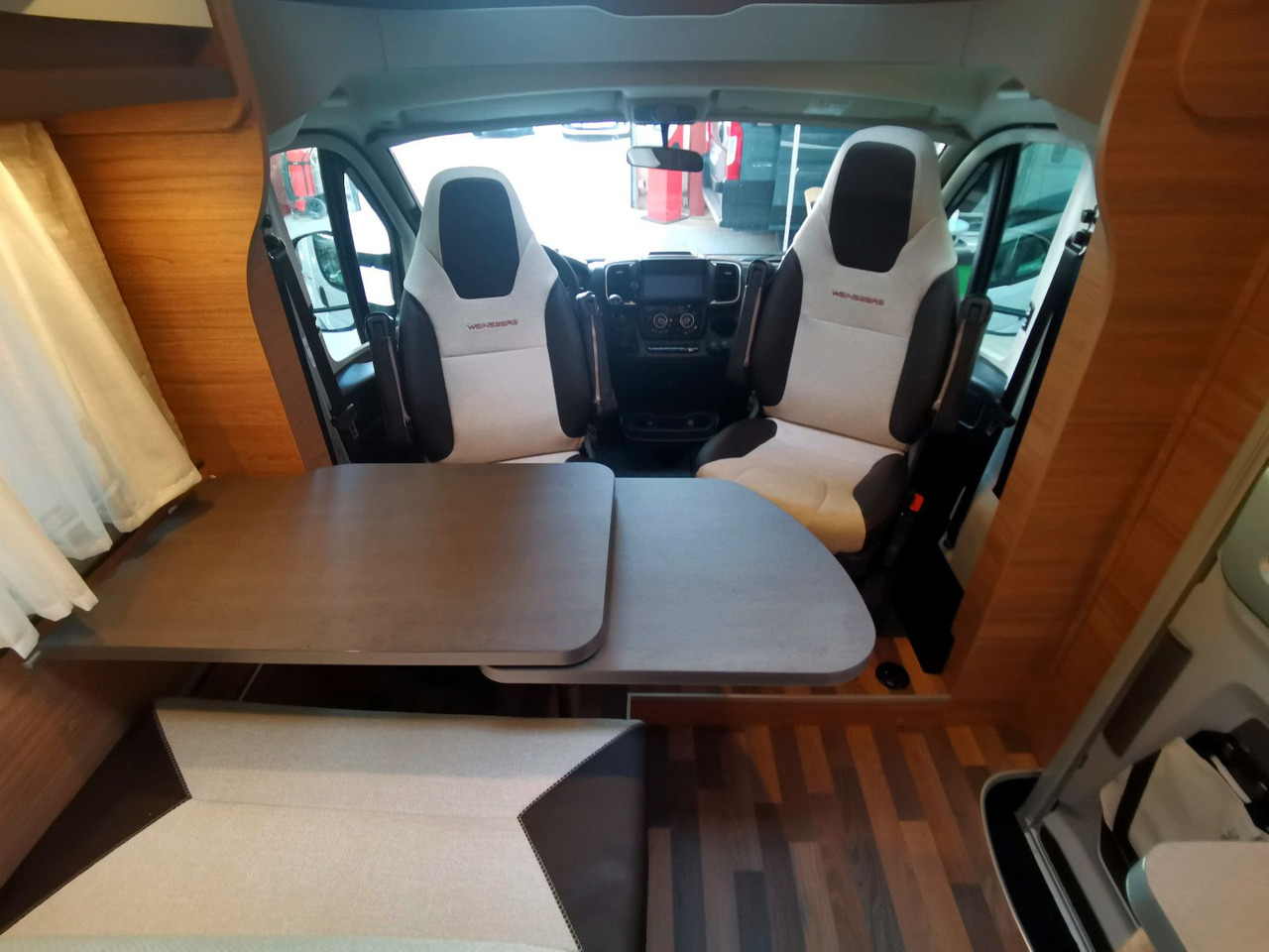 Half integraal camper Weinsberg CARACOMPACT 600 MEG EDITION PEPPER / MODELL 2025