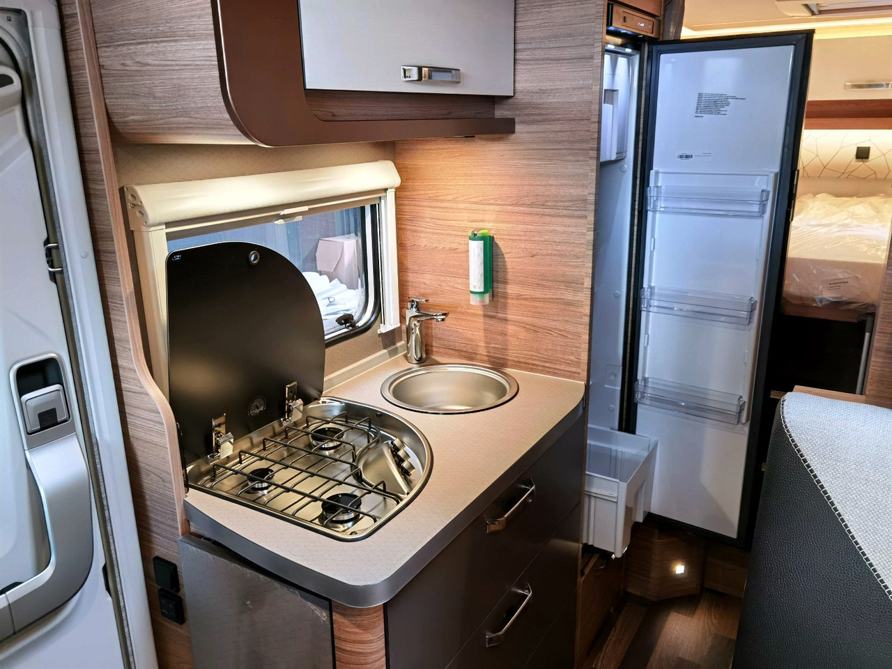 Half integraal camper Weinsberg CARACOMPACT 600 MEG EDITION PEPPER / MODELL 2025