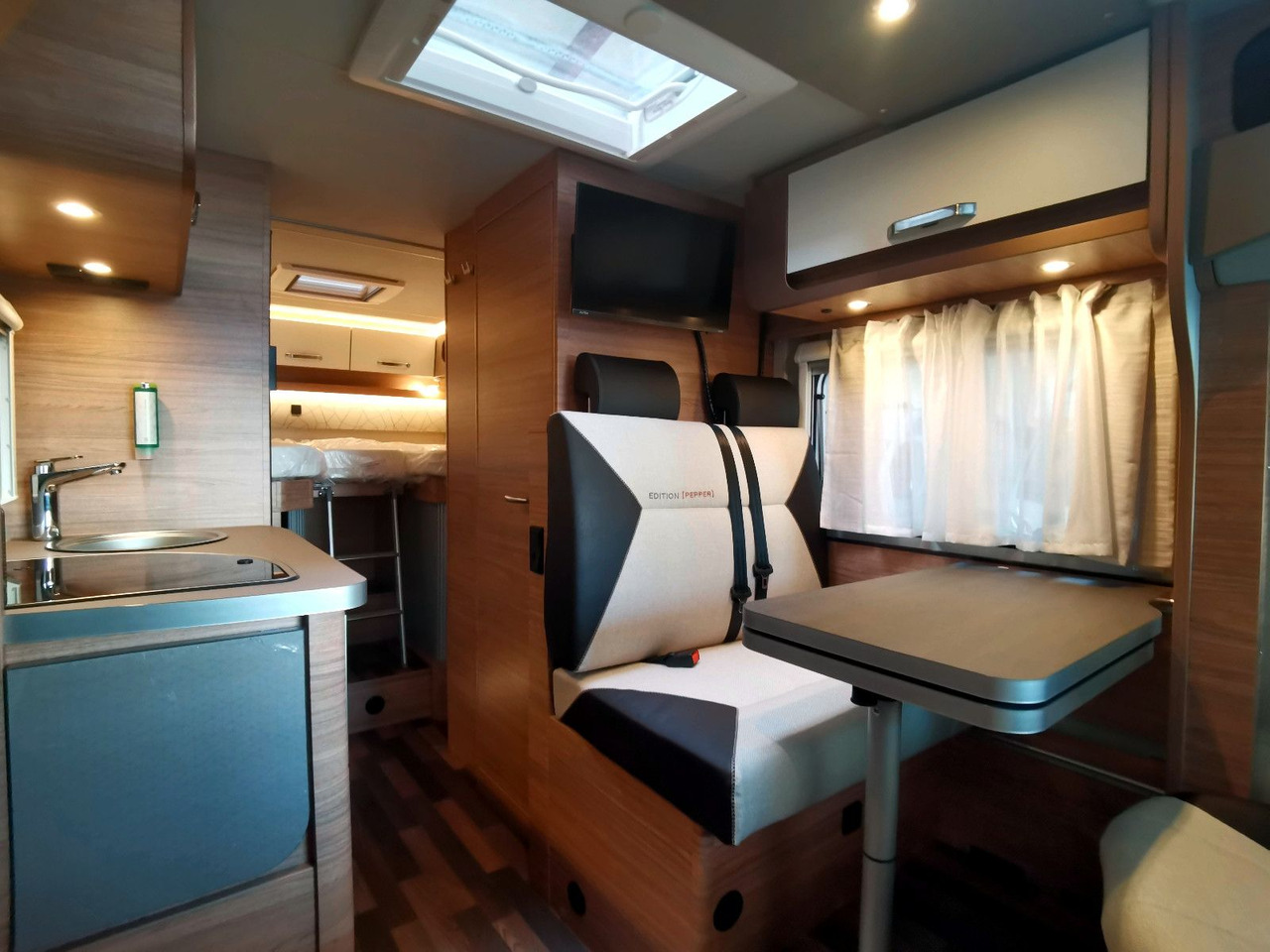 Half integraal camper Weinsberg CARACOMPACT 600 MEG EDITION PEPPER / MODELL 2025