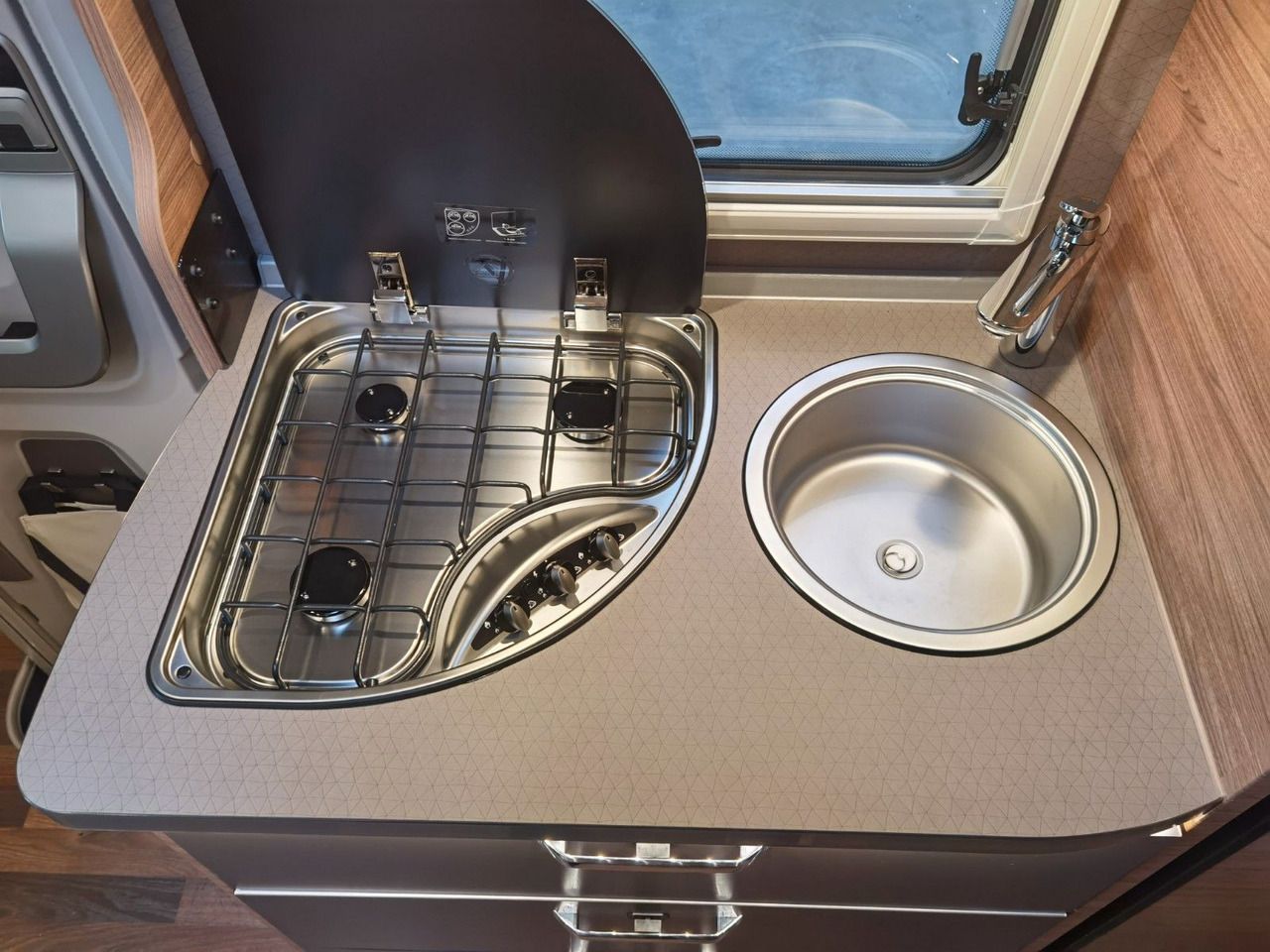 Half integraal camper Weinsberg CARACOMPACT 600 MEG EDITION PEPPER /-MODELL 2025