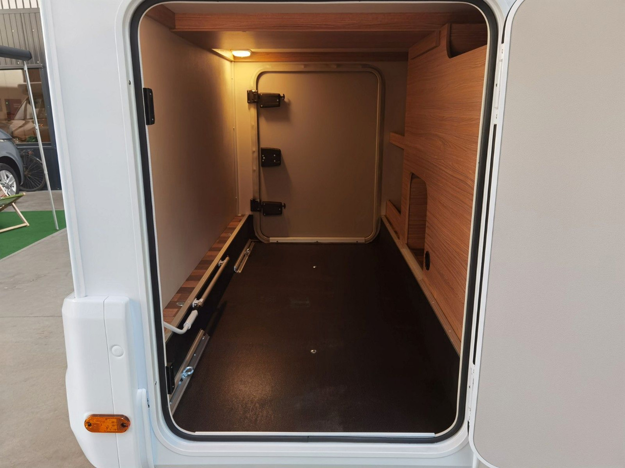 Half integraal camper Weinsberg CARACOMPACT 600 MEG EDITION PEPPER / MODELL 2025