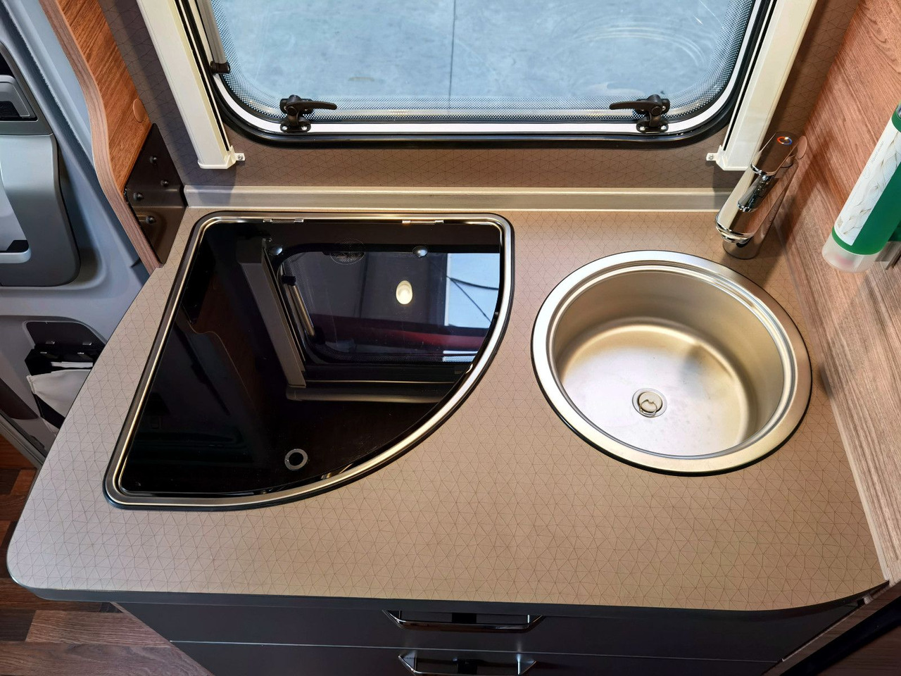 Half integraal camper Weinsberg CARACOMPACT 600 MEG EDITION PEPPER / MODELL 2025