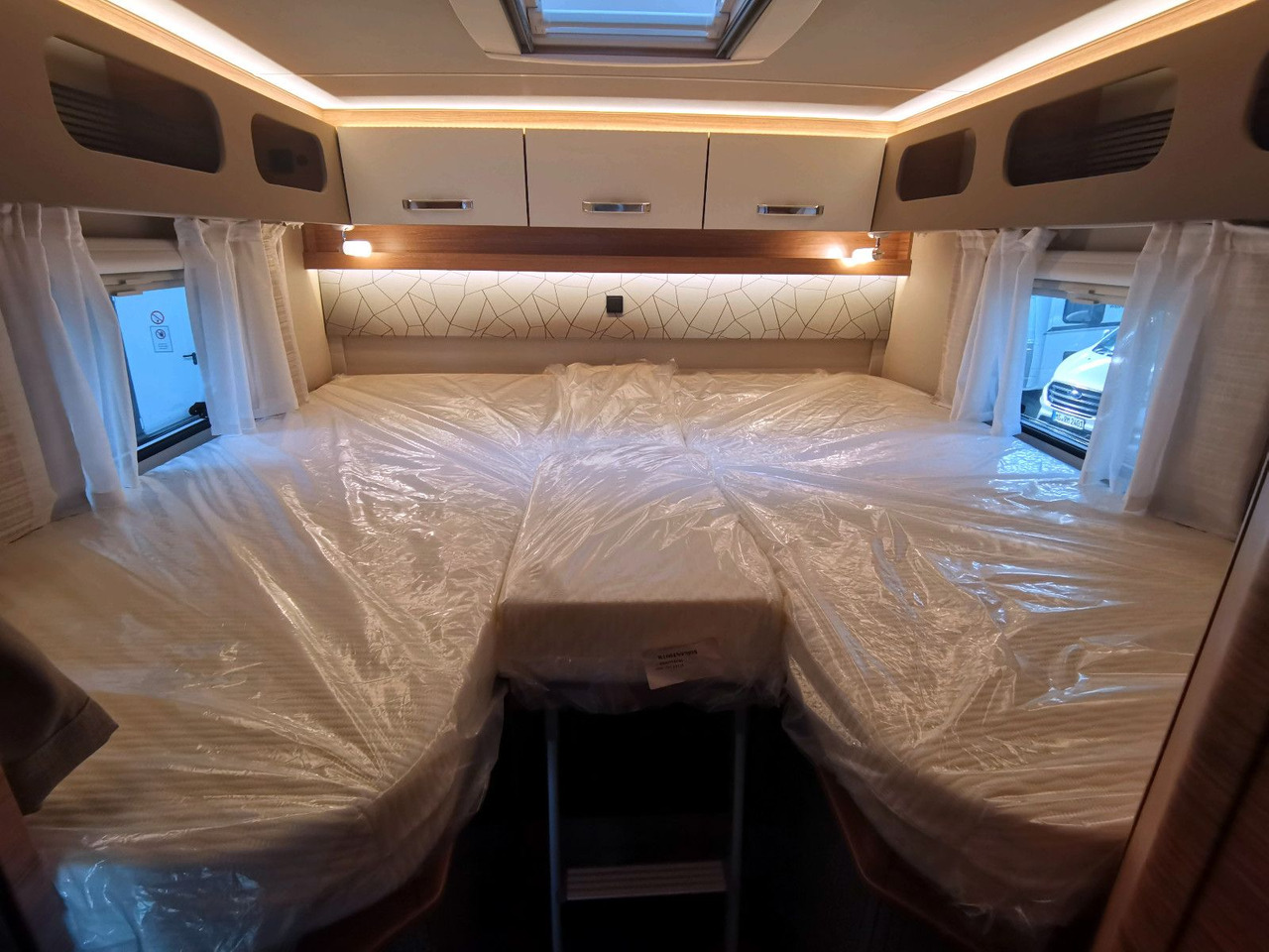 Half integraal camper Weinsberg CARACOMPACT 600 MEG EDITION PEPPER / MODELL 2025