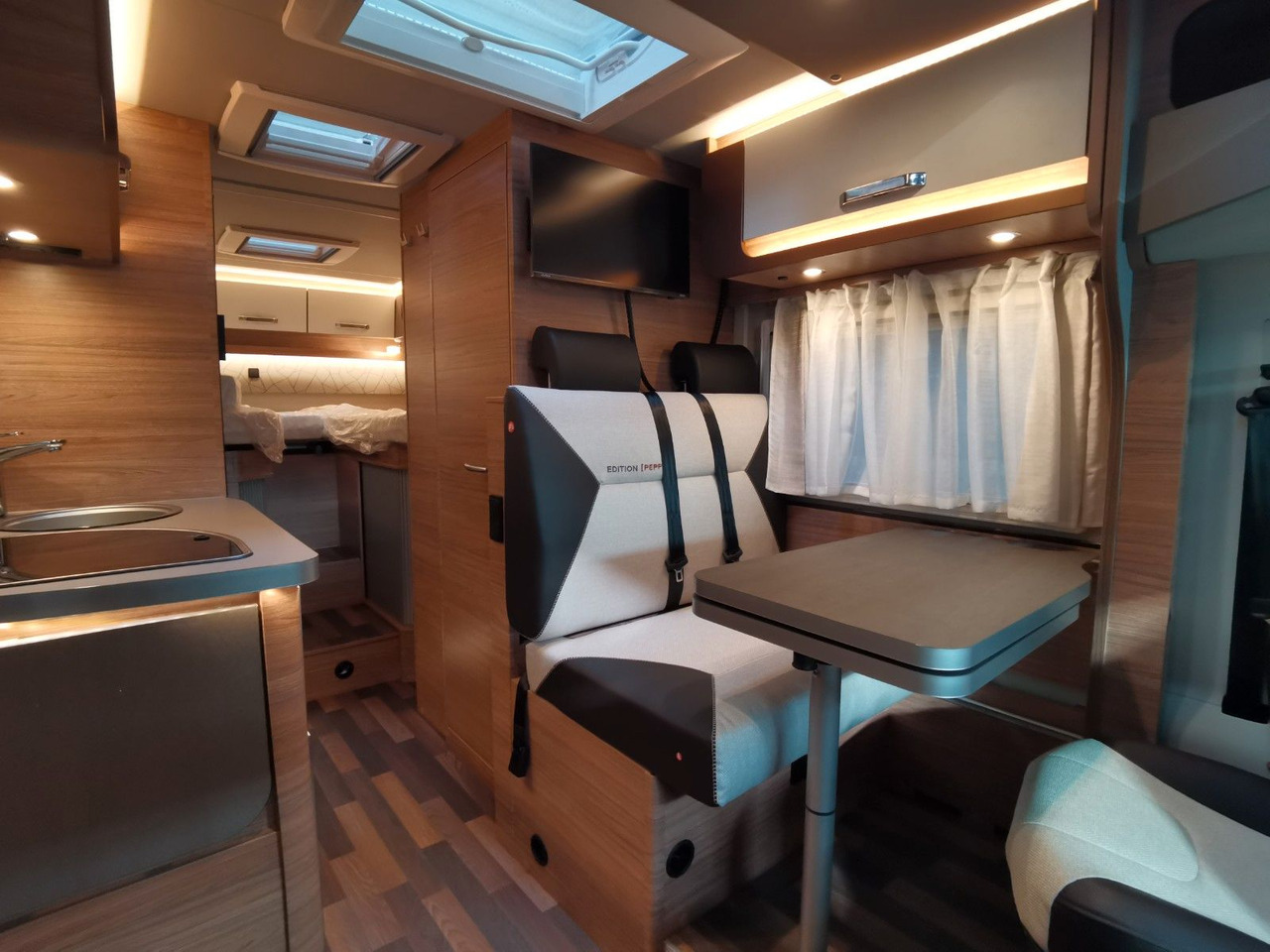 Half integraal camper Weinsberg CARACOMPACT 600 MEG PEPPER / 8G. - AUTOMATIK