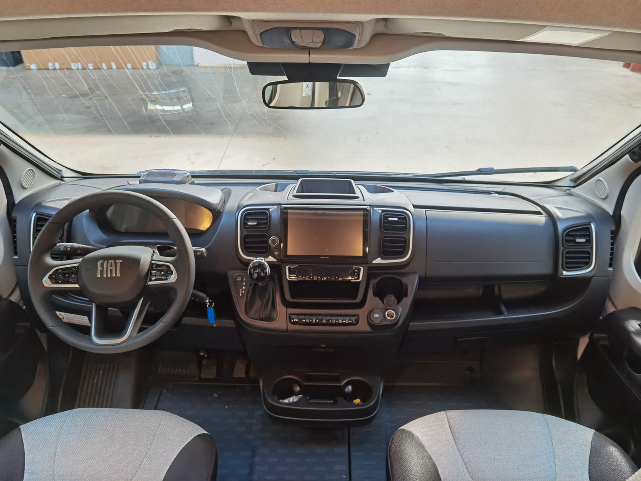 Half integraal camper Weinsberg CARACOMPACT 600 MEG PEPPER / 8G. - AUTOMATIK