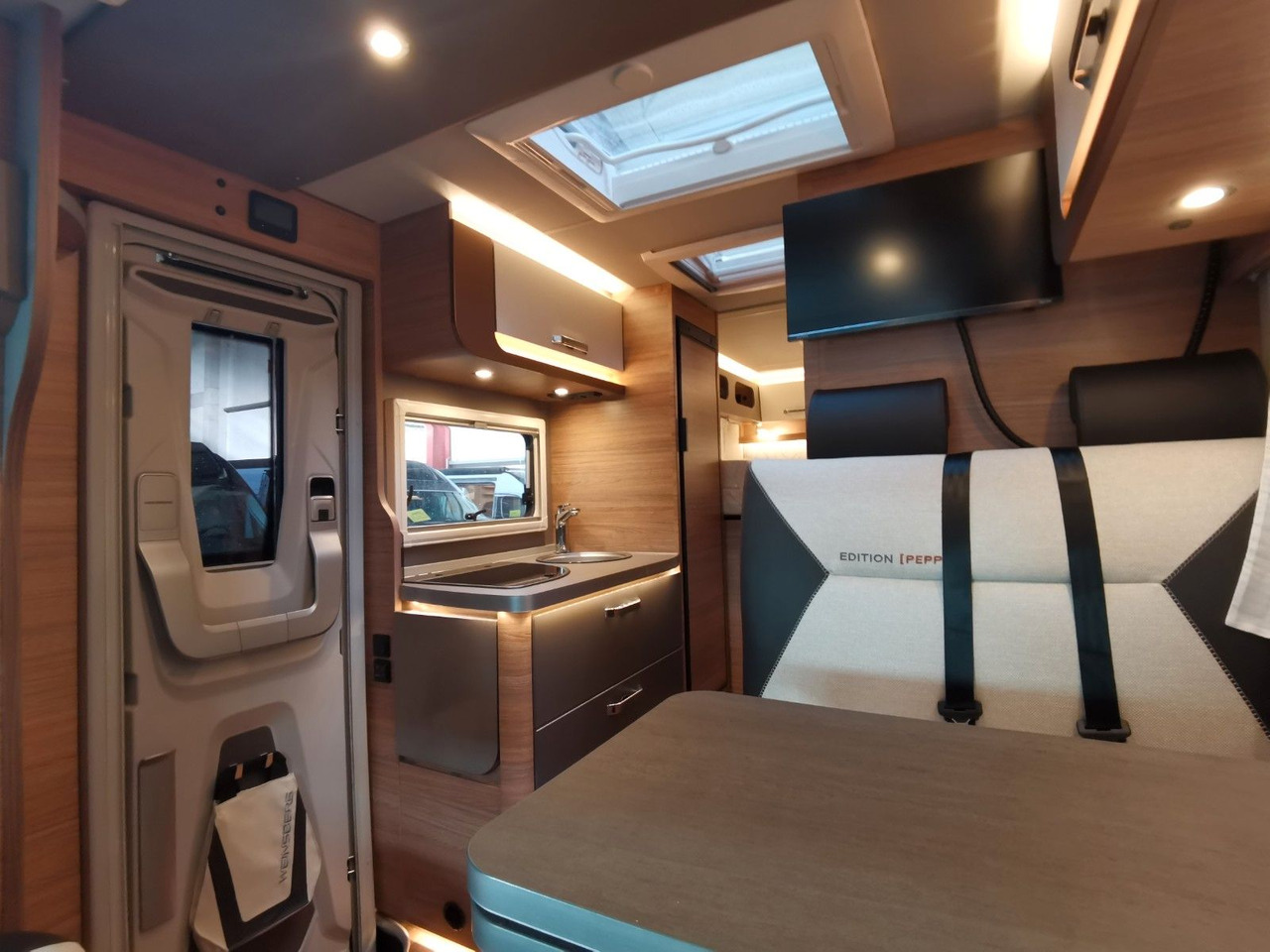 Half integraal camper Weinsberg CARACOMPACT 600 MEG PEPPER / 8G. - AUTOMATIK
