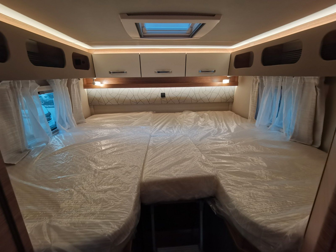 Half integraal camper Weinsberg CARACOMPACT 600 MEG PEPPER / 8G. - AUTOMATIK