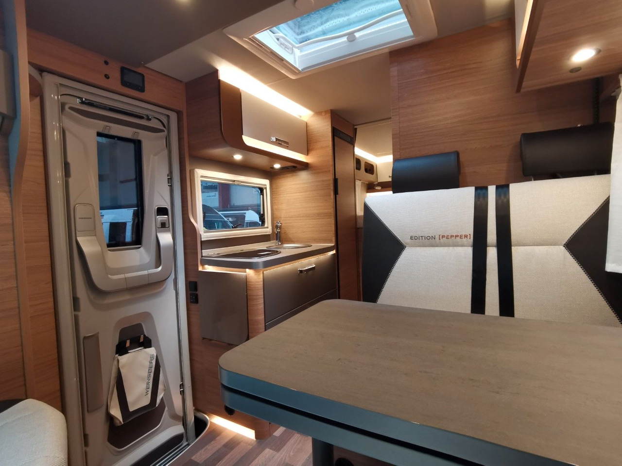 Half integraal camper Weinsberg CARACOMPACT 600 MEG PEPPER / MODELL 2026