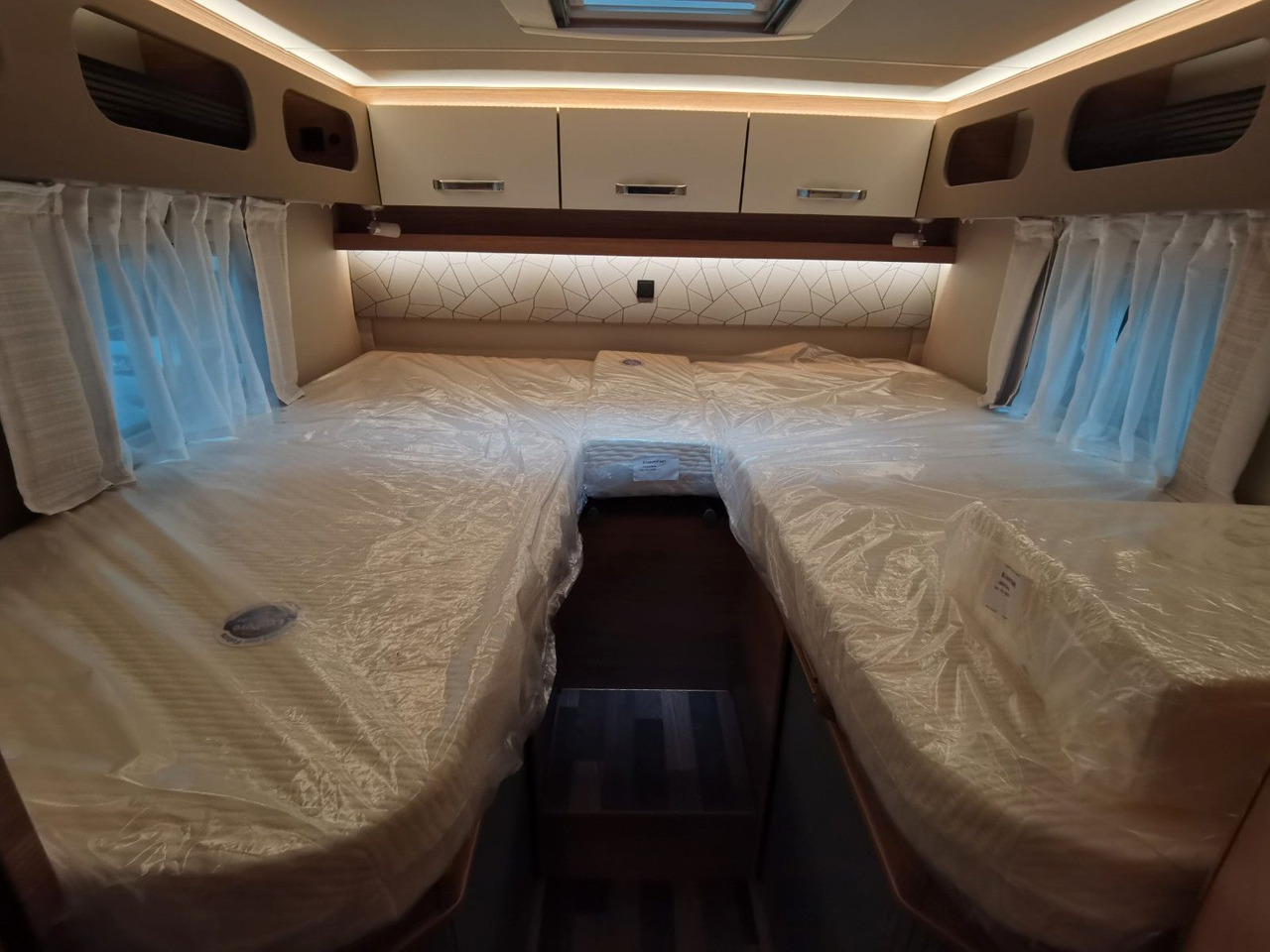 Half integraal camper Weinsberg CARACOMPACT 600 MEG PEPPER / MODELL 2026