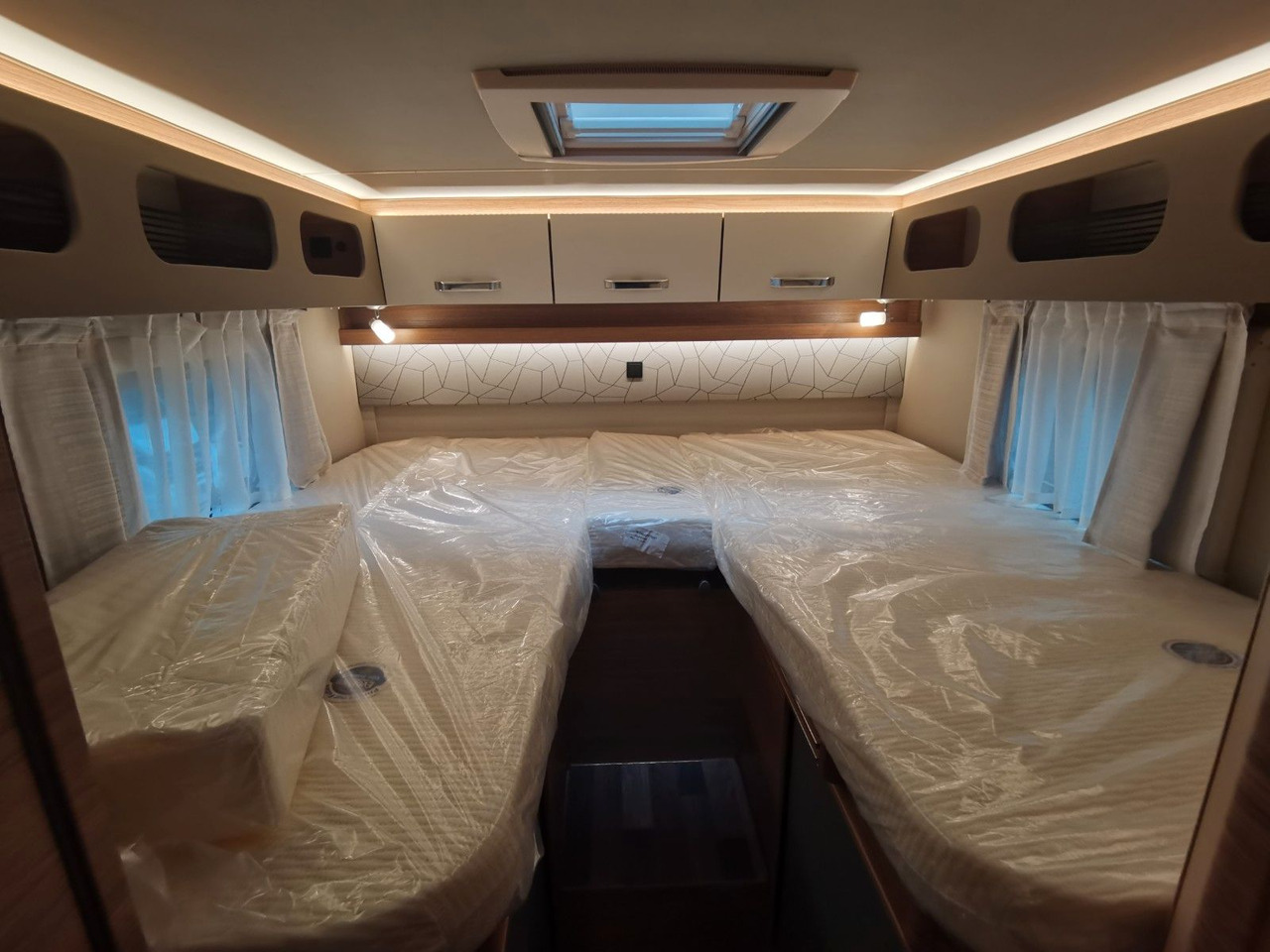 Half integraal camper Weinsberg CARACOMPACT 600 MEG PEPPER / MODELL 2026