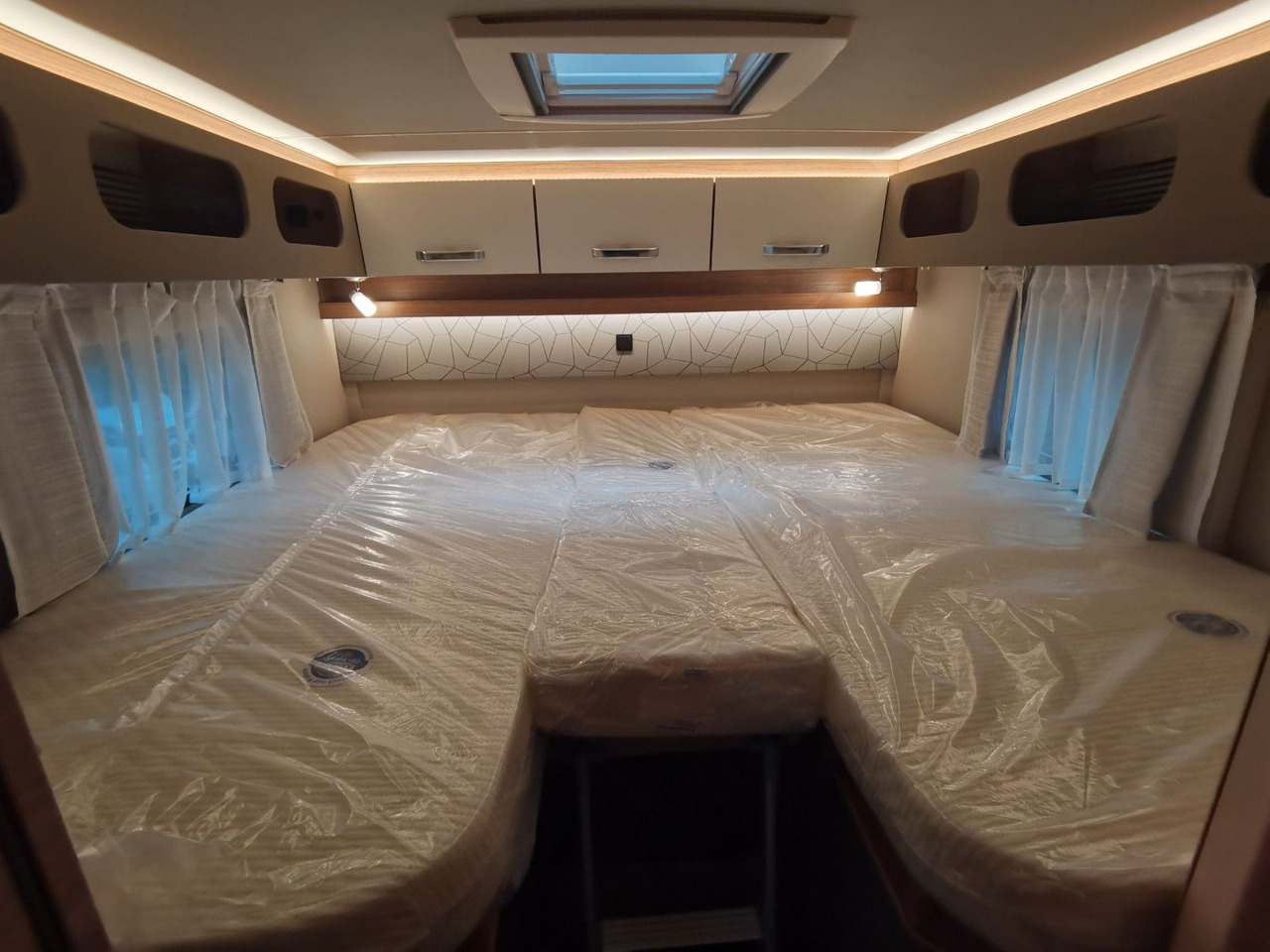 Half integraal camper Weinsberg CARACOMPACT 600 MEG PEPPER / MODELL 2026