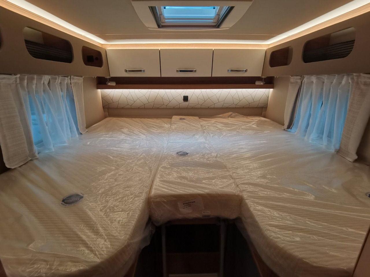 Half integraal camper Weinsberg CARACOMPACT 600 MEG PEPPER / MODELL 2026