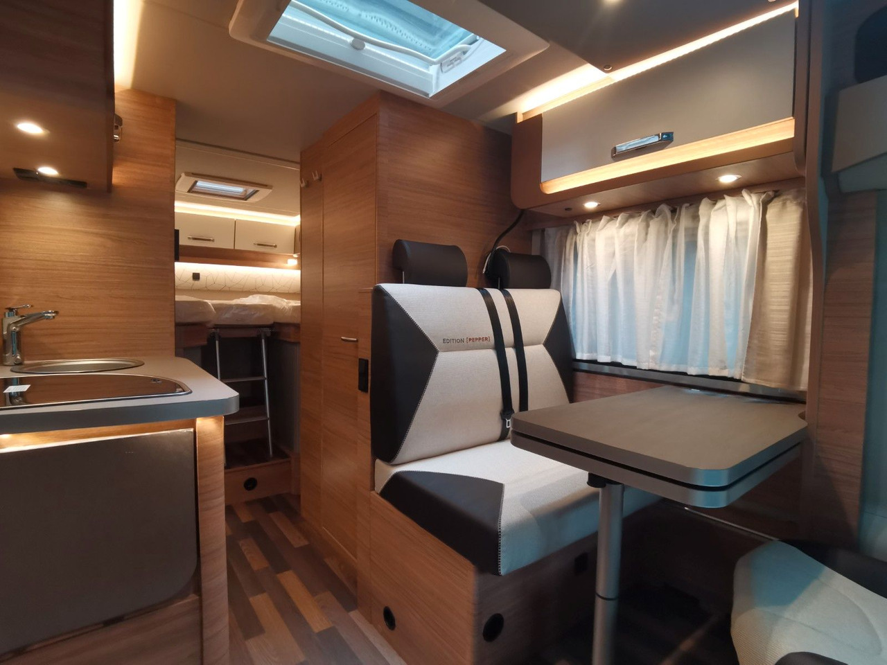 Half integraal camper Weinsberg CARACOMPACT 600 MEG PEPPER / MODELL 2026