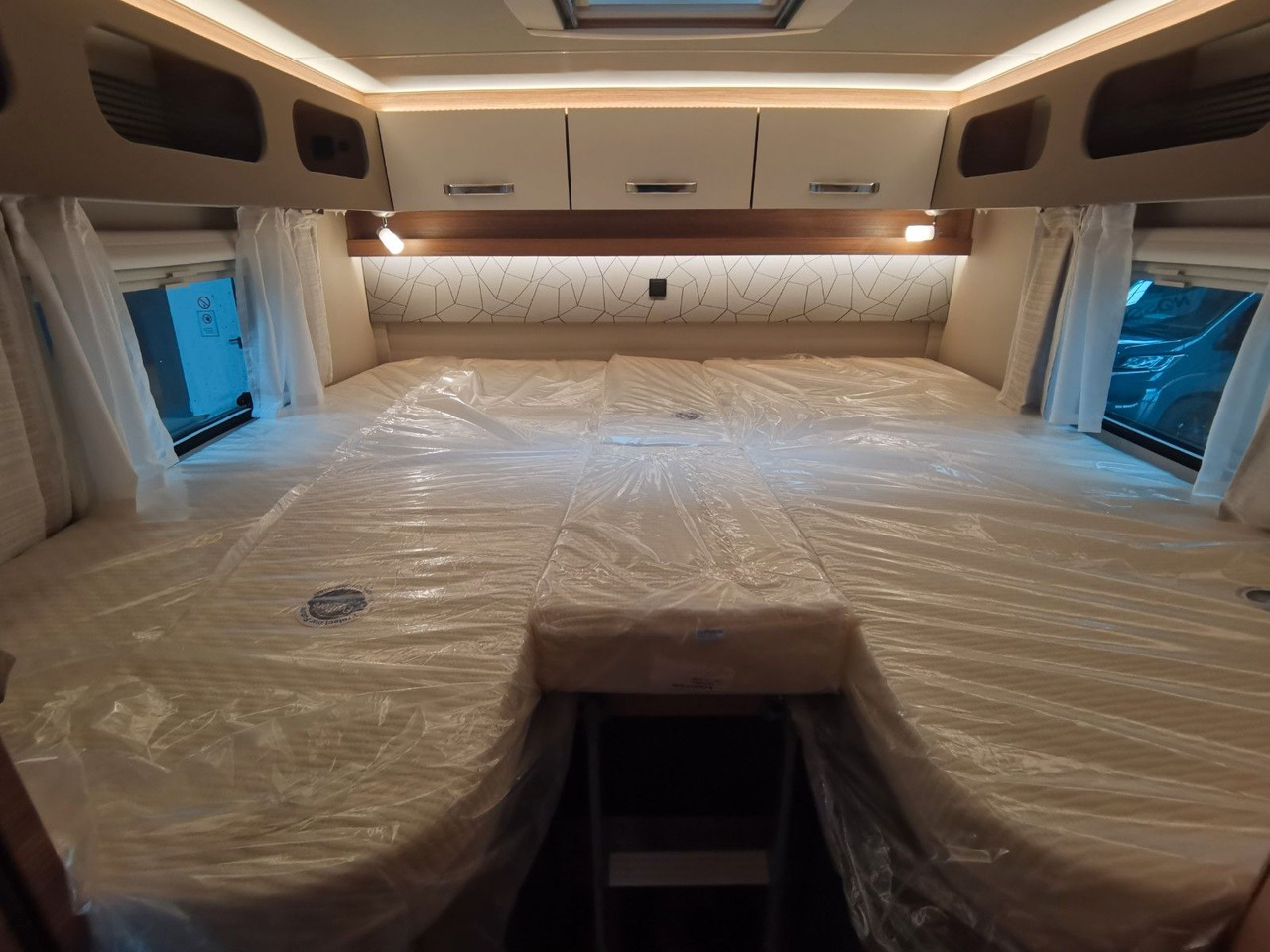 Half integraal camper Weinsberg CARACOMPACT 600 MEG PEPPER / MODELL 2026