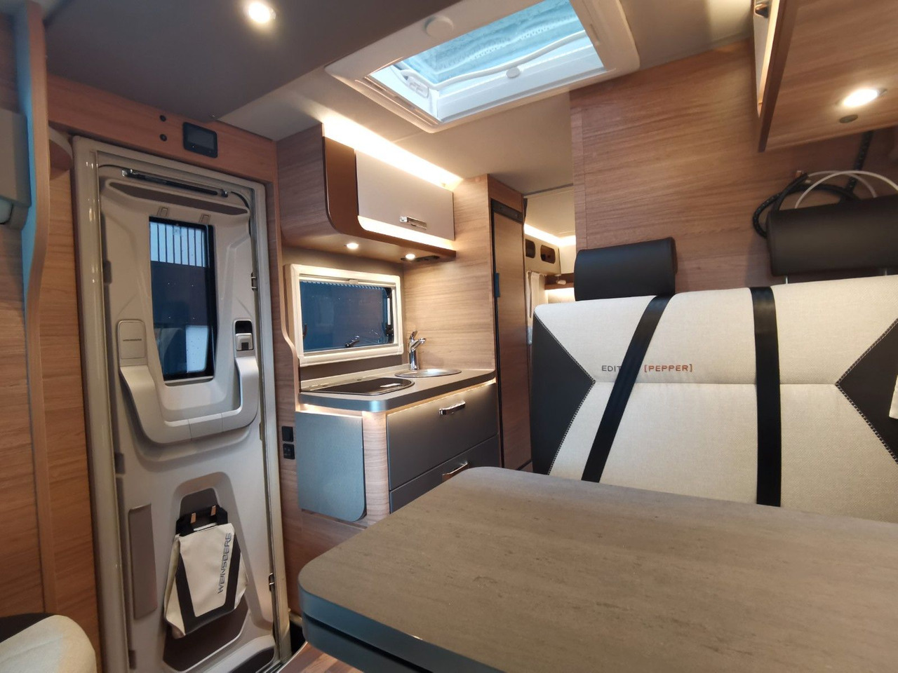 Half integraal camper Weinsberg CARACOMPACT 600 MEG PEPPER / MODELL 2026
