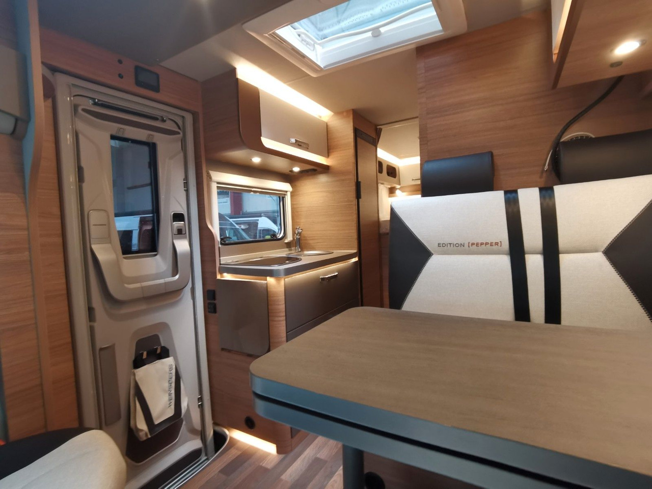 Half integraal camper Weinsberg CARACOMPACT 600 MEG PEPPER / MODELL 2026