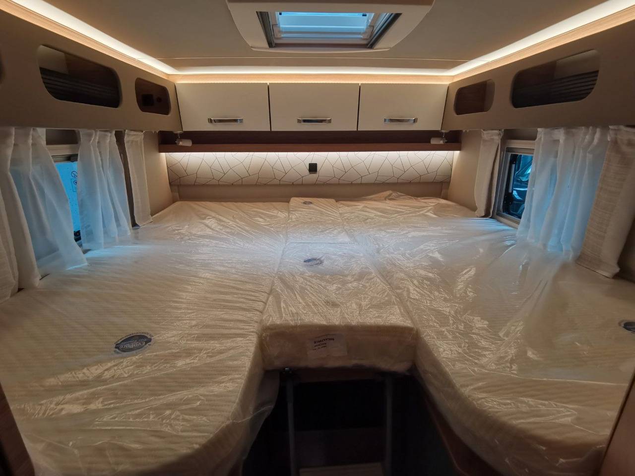 Half integraal camper Weinsberg CARACOMPACT 600 MEG PEPPER / MODELL 2026