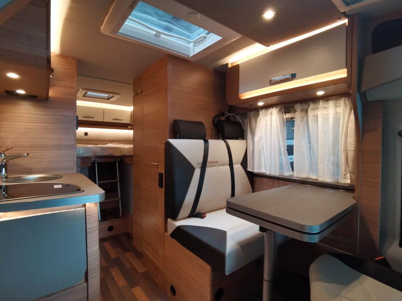 Half integraal camper Weinsberg CARACOMPACT 600 MEG PEPPER / MODELL 2026