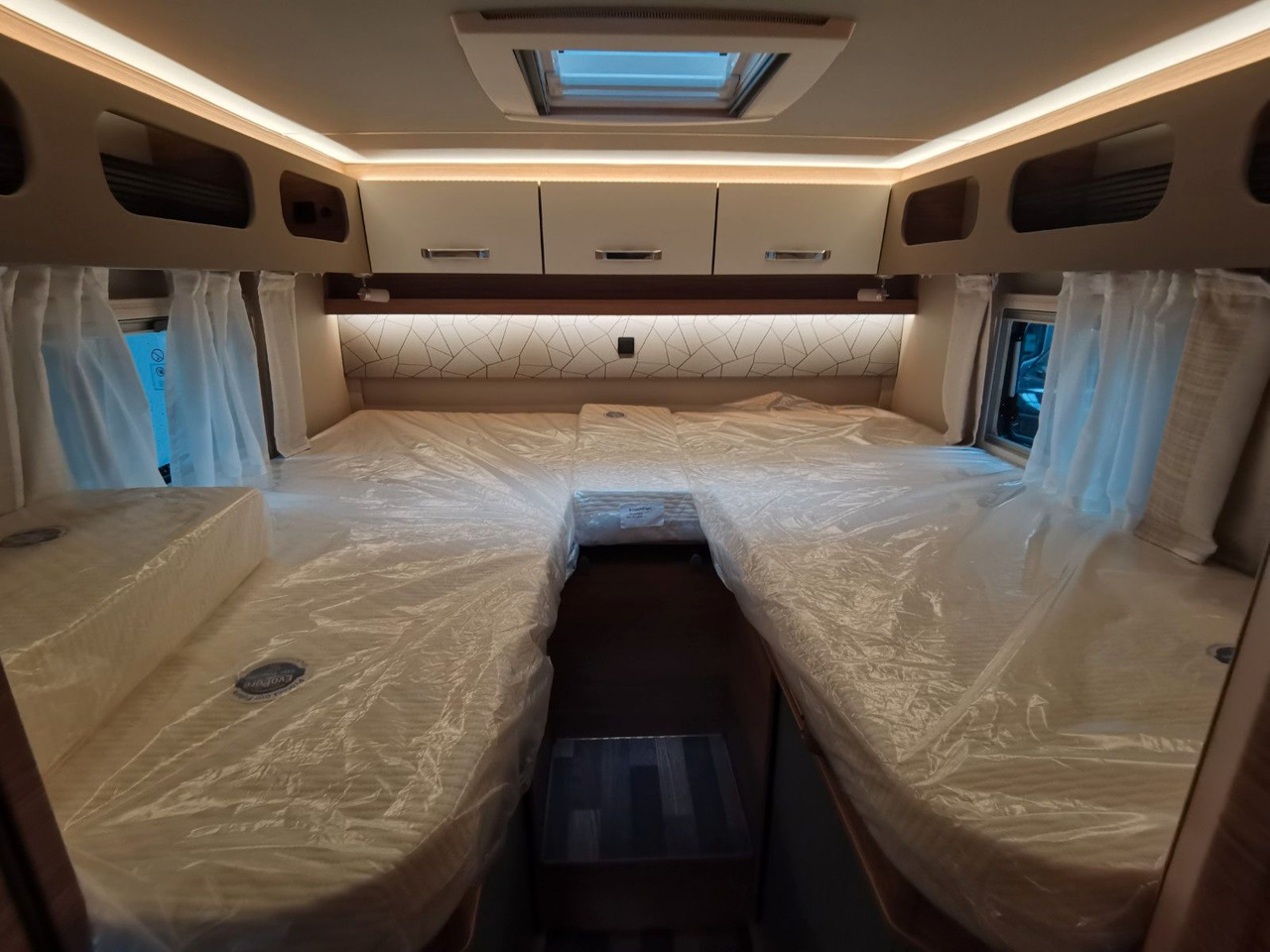 Half integraal camper Weinsberg CARACOMPACT 600 MEG PEPPER / MODELL 2026